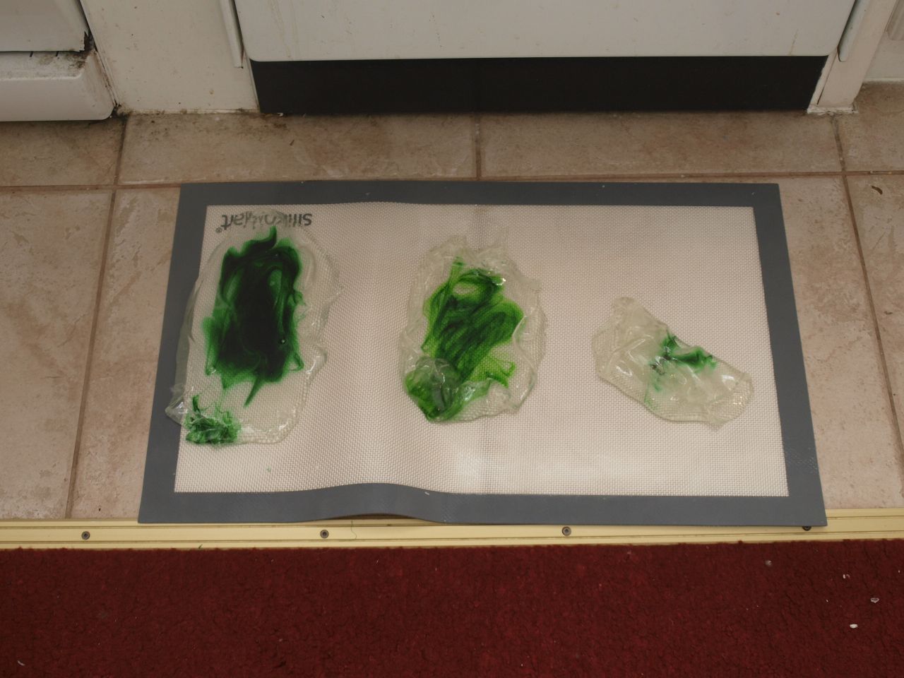 Isomalt po uvaření chladící se na kachličkách.