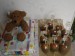 Medvídek v krabici a muffiny s lízítkama v podobě medvídků, motýlů a vážky